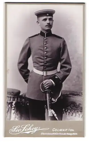Fotografie Lev. Schoy, Colmar i. Els., Stanislausstrasse 4, Junger Soldat in Uniform mit Säbel und Portepee