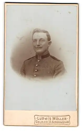 Fotografie Ludwig Müller, Colmar I. E., Schlüsselstrasse 18, Uffz. in Uniform und gescheitelten Haaren