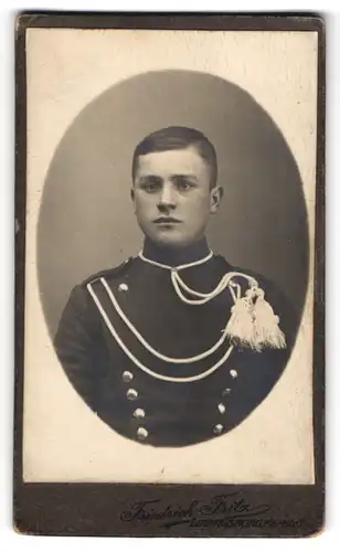 Fotografie Friedrich Fritz, Ludwigsburg, Karlstrasse 7, Junger Soldat in Uniform mit Schützenschnur