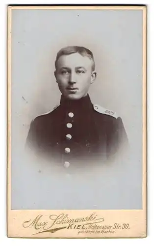 Fotografie Max Schimanski, Kiel, Holtenauer Strasse 30, Junger Soldat in Uniform im Portrait, IR 85
