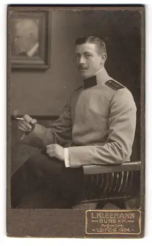 Fotografie L. Kleemann, Burg b. M., Einjährig-Freiwilliger Soldat in Uniform