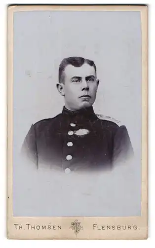 Fotografie Th. Thomsen, Flensburg, Friesische Strasse 2, Portrait Junger Soldat in Uniform