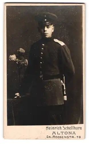 Fotografie Heinrich Schellhorn, Altona, Gr. Roosenstrasse 73, Portrait e. jungen Soldat mit Bajonett und Portepee, IR IX