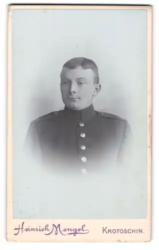 Fotografie Heinrich Mengel, Krotoschin, Wilhelmstrasse 4, Soldat in Uniform mit müden Augen