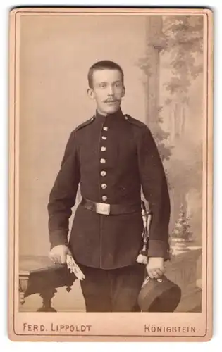 Fotografie Ferd. Lippoldt, Königstein, Doctor Ludwigs Haus, Portrait Soldat in Uniform mit Bajonett und Portepee