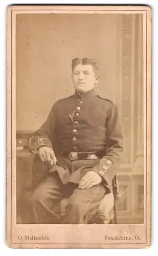 Fotografie O. Mellentin, Frankfurt a. O., Portrait Soldat mit Bajonett und Portepee in Uniform