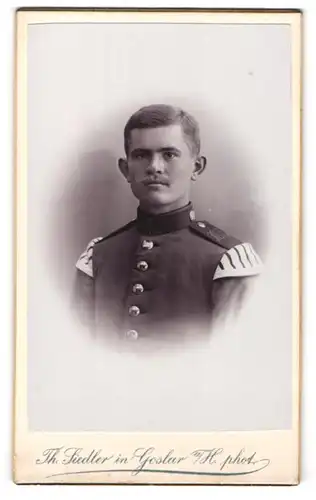 Fotografie Th. Siedler, Goslar, Junger Soldat des Musikcorps in Uniform mit Schwalbennestern