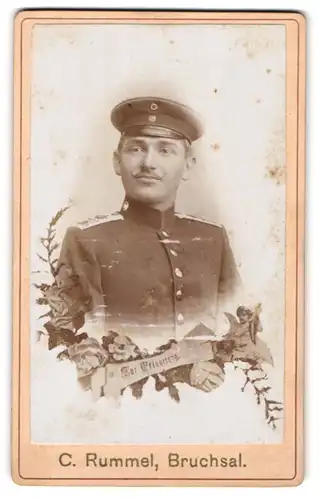 Fotografie C. Rummel, Bruchsal, Portrait Soldat mit Schirmmütze in Uniform