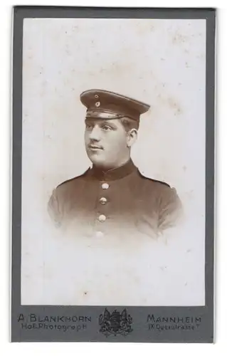 Fotografie A. Blankenhorn, Mannheim, Querstrasse 7, Portrait Soldat mit Schirmmütze in Uniform