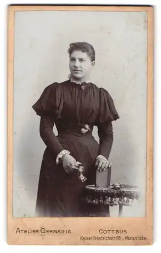 Fotografie Atelier Germania, Cottbus, Kaiser Friedrich-Str. 26, Hübsche junge Frau in schwarzem Kleid