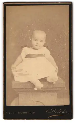 Fotografie Atelier Bamberger, Frankfurt a. M., Junghofstrasse 24, süsses Baby im Kleidchen