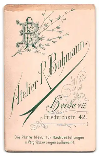 Fotografie Atelier R. Buhmann, Heide i. H., Friedrichstr. 42, bildhübsch gekleidete junge Frau mit Kette