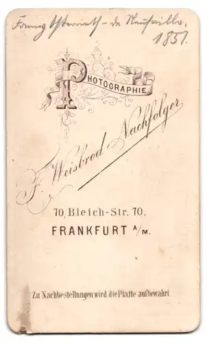 Fotografie F. Weisbrod Nachfolger, Frankfurt a. M., Bleich-Str 70, bildhübsche junge Frau mit beeindruckender Frisur