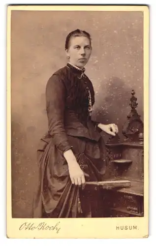 Fotografie Otto Koch, Husum, Süderstr. 152, gutbürgerliche junge Frau mit Fächer in der Hand