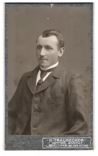 Fotografie H. Traunecker, Biberach a. R., Junger Herr im Anzug mit Krawatte
