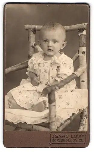Fotografie Ignác Löwy, Mor Budejovice, Kleines Kind im Kleid mit nackigen Füssen
