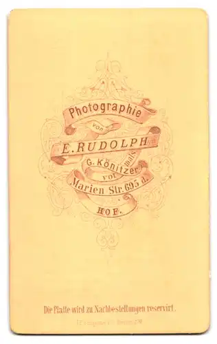 Fotografie E. Rudolph, Hof, Marienstr. 695 d, Charmanter Herr im Anzug mit Fliege