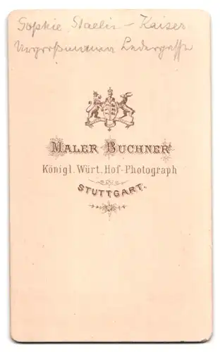 Fotografie Maler Buchner, Stuttgart, Sophie Staelin-Kaiser mit Haube und Kragenbrosche