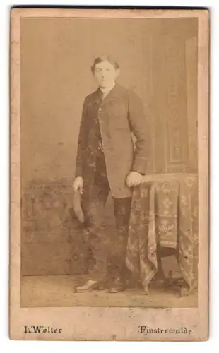 Fotografie L. Wolter, Finsterwalde, Junger Herr in modischer Kleidung