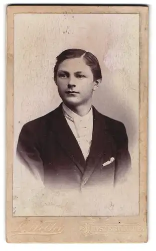 Fotografie L. Wolter, Finsterwalde, Grabenst. 4 Eingang Schulstr., Junger Mann im Anzug mit Krawatte