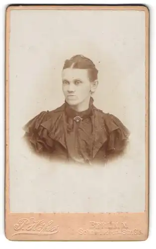 Fotografie P. Höfer, Berlin, Scharnhorst-Str. 86, Bürgerliche Dame mit zurückgebundenem Haar