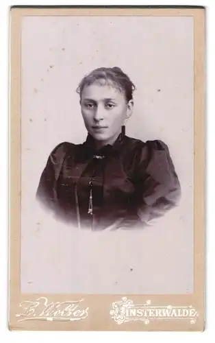 Fotografie L. Wolter, Finsterwalde, Grabenstr. 4, Junge Dame mit zurückgebundenem Haar