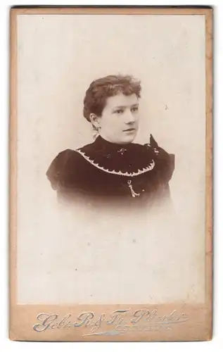 Fotografie Gebr. R. & Th. Pliester, Cottbus, Junge Dame im hübschen Kleid