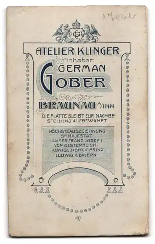 Fotografie German Gober, Braunau a. Inn, Junger Mann im gestreiften Anzug mit Fliege