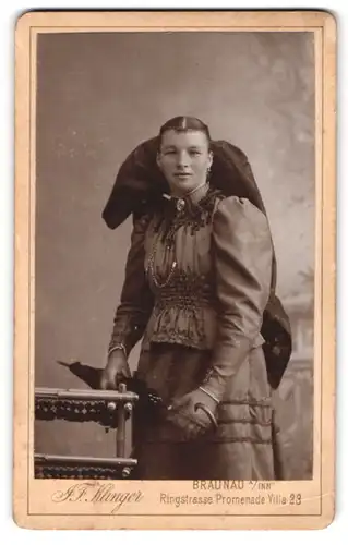 Fotografie J. F. Klinger, Braunau a. Inn, Ringstrasse, Junge Dame in zeitgenössischer Kleidung