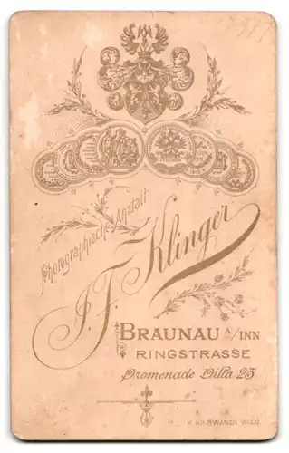 Fotografie J. F. Klinger, Braunau a. Inn, Ringstrasse, Junge Dame in zeitgenössischer Kleidung