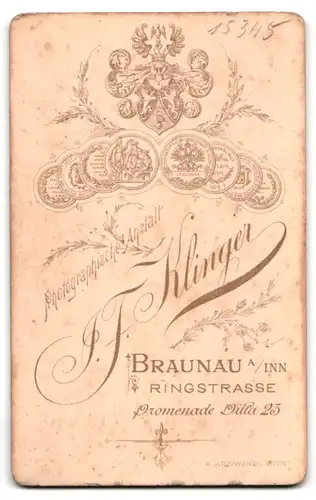 Fotografie J. F. Klinger, Braunau a. Inn, Ringstrasse, Eleganter Herr mit einer Zigarette