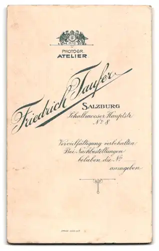 Fotografie Friedrich Taufer, Salzburg, Schallmooser Hauptstr. 8, Junger Herr im Anzug mit Zigarillo