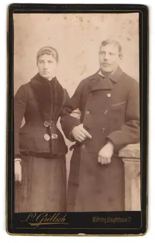 Fotografie L. Grillich, Währing, Hauptstr. 17, Junges Paar in winterlicher Kleidung