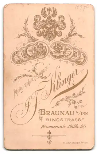 Fotografie J. F. Klinger, Braunau a. Inn, Ringstrasse, Junger Mann in modischer Kleidung