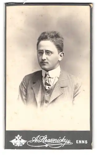 Fotografie A. Strassnicky, Enns, Junger Herr im Anzug mit Zwicker