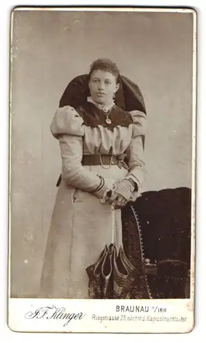 Fotografie Atelier Klinger, Braunau a. Inn, Ringstrasse 23, gutbürgerliche junge Frau im Kleid mit Schirm