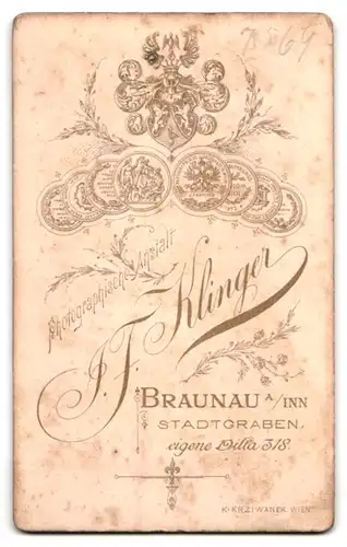 Fotografie Atelier Klinger, Braunau a. Inn, Stadtgraben 318, elegant gekleideter junger Mann