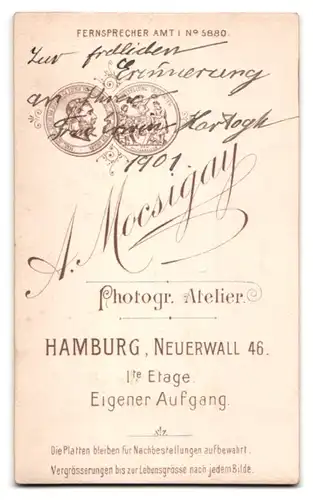 Fotografie Atelier A. Mocsigay, Hamburg, Neuerwall 46, elegant gekleideter junger Mann mit Melone in der Hand