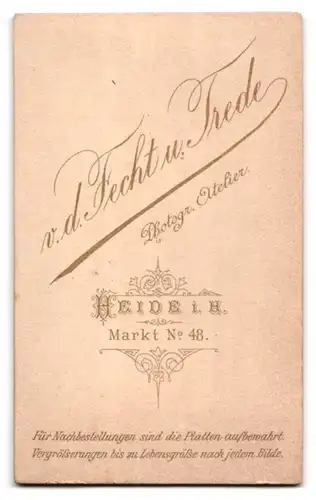 Fotografie Atelier v.d. Fecht u. Trede, Heide i. H., Markt 48, niedliches Kleinkind im karierten Kleidchen