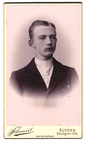 Fotografie Schmid, Altona, Königstr. 170, junger Mann mit Krawatte und eleganter Frisur