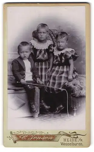 Fotografie C. Jensen, Heide i. H., Wesselburen, drei niedliche Kinder in eleganter Kleidung