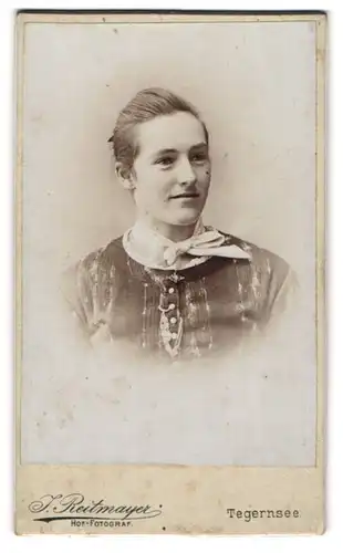 Fotografie J. Reitmayer, Tegernsee, bildhübsche junge Frau mit Schleife um den Hals