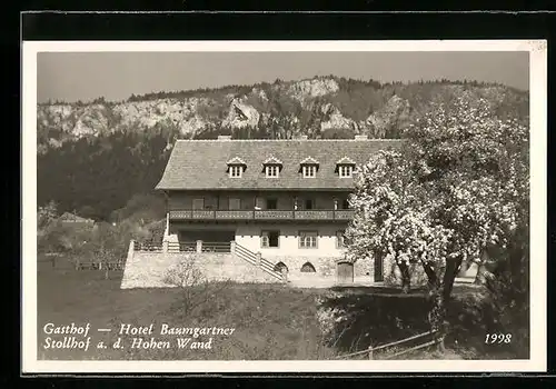 AK Stollhof a. d. Hohen Wand, Gasthof-Hotel Baumgartner mit Bergpanorama