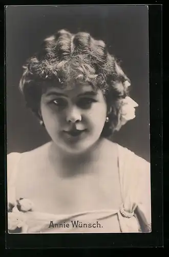 AK Schauspielerin Annie Wünsch, schaut charmant in die Kamera