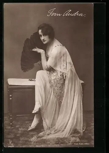 AK Schauspielerin Fern Andra im Kleid mit Fächer