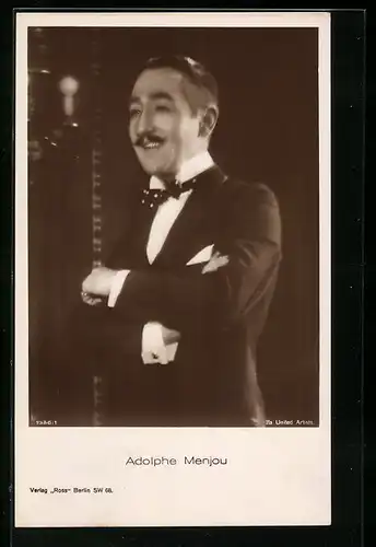 AK Schauspieler Adolphe Menjou lächelt im Anzug