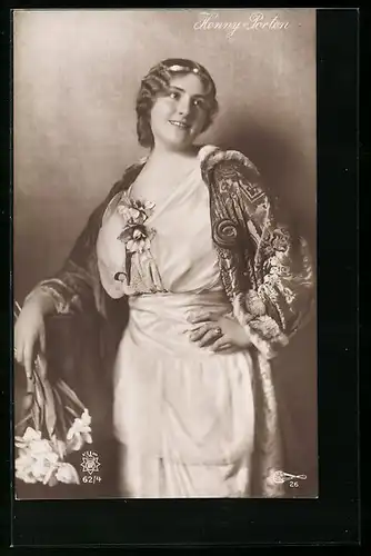 AK Schauspielerin Henny Porten in besticktem Mantel mit Blumenstrauss