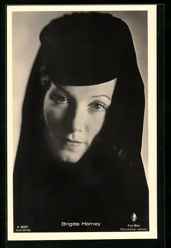 AK Schauspielerin Brigitte Horney mit Kappe und Schleier
