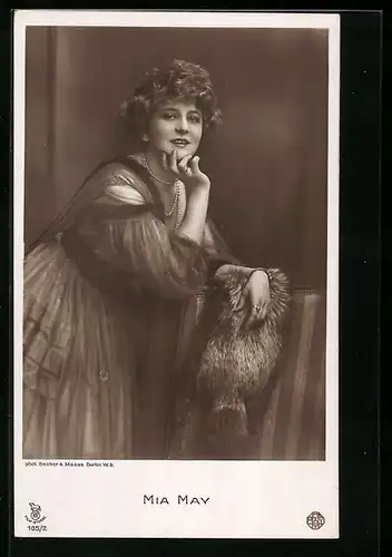 AK Schauspielerin Mia May stützt sich an Stuhl ab