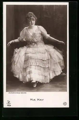 AK Schauspielerin Mia May im hübschen Kleid